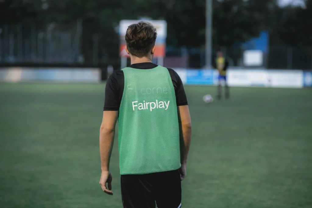 L'image montre qu'on peut floquer des chasubles pour l'entrainement