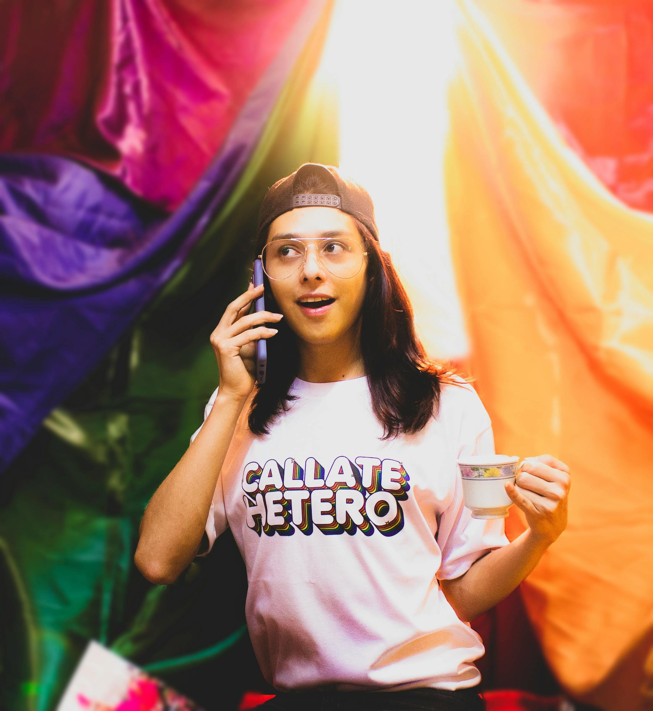 L'image montre une personne qui téléphone pour se renseigner.