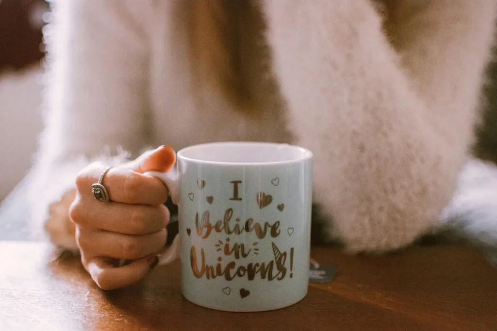 L'image montre un mug personnalisé pour une personne qui aime les licornes.