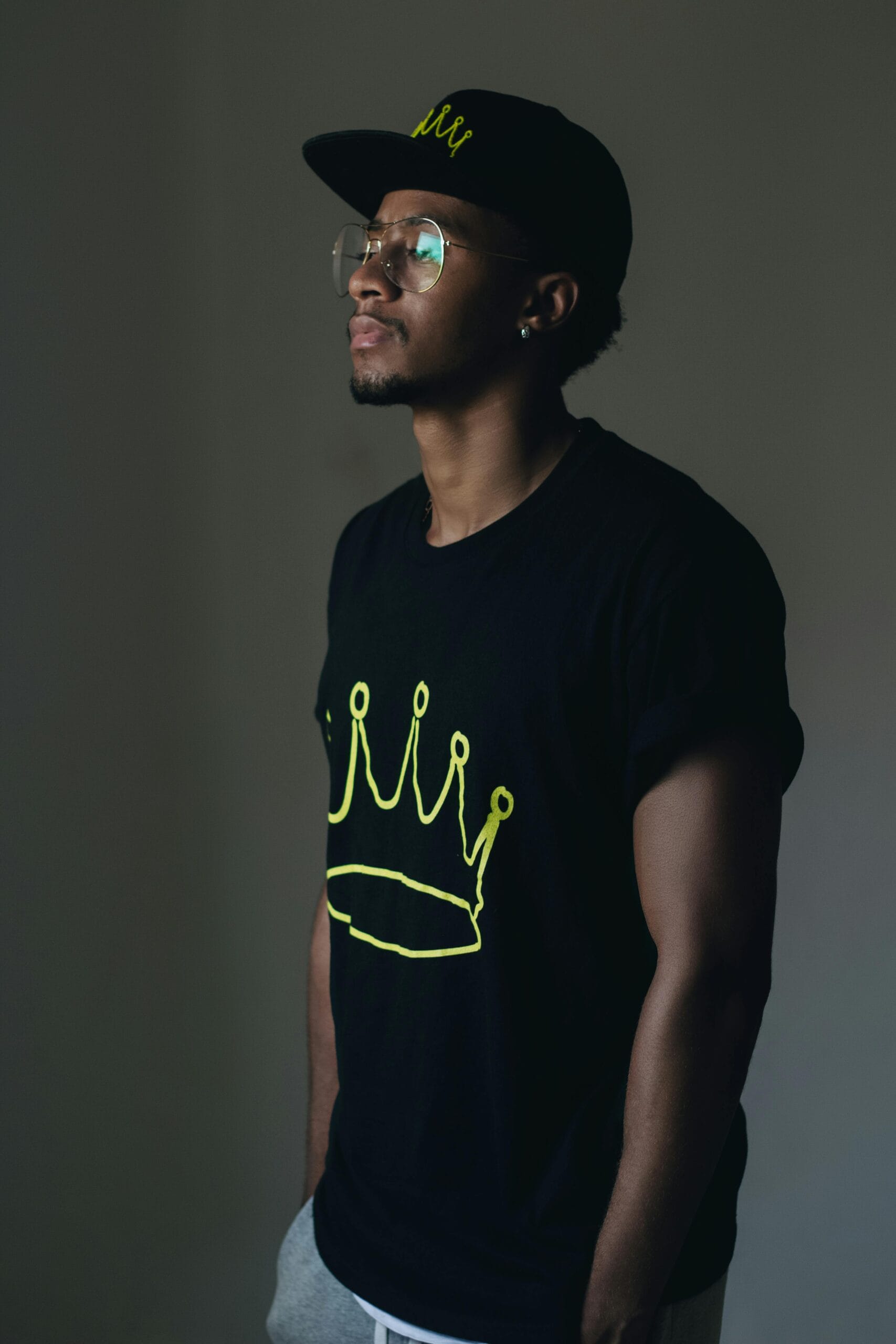 t-shirt noir avec un flocage jaune