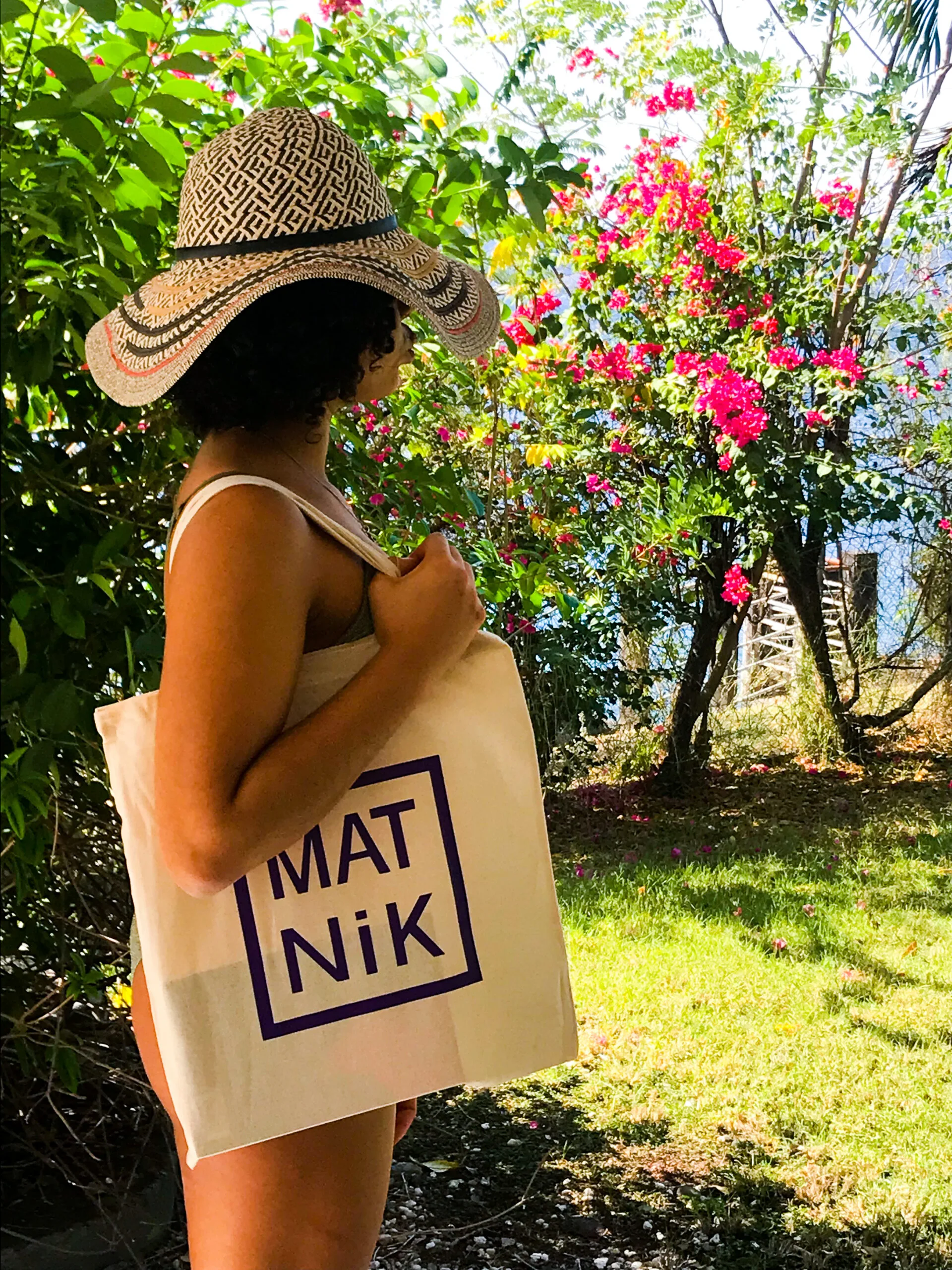 jeune femme avec un sac en tissus floqué avec l'inscription MATNIK