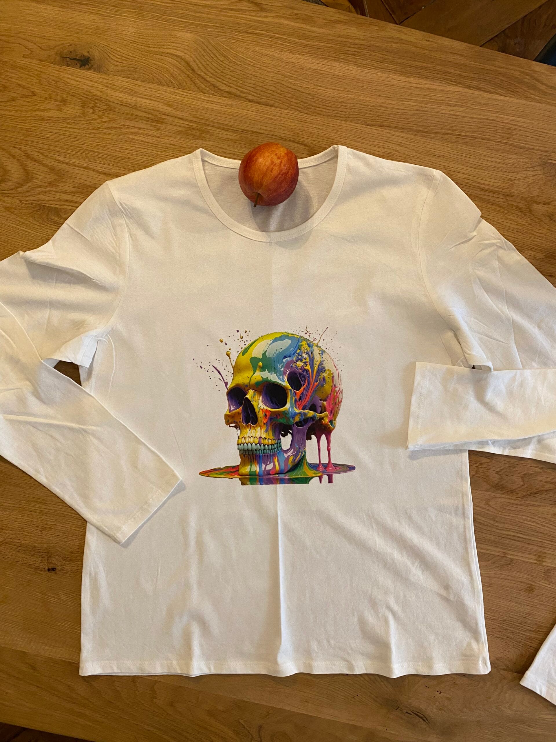 t-shirt blanc à manche longue floquer avec un crane multicolor