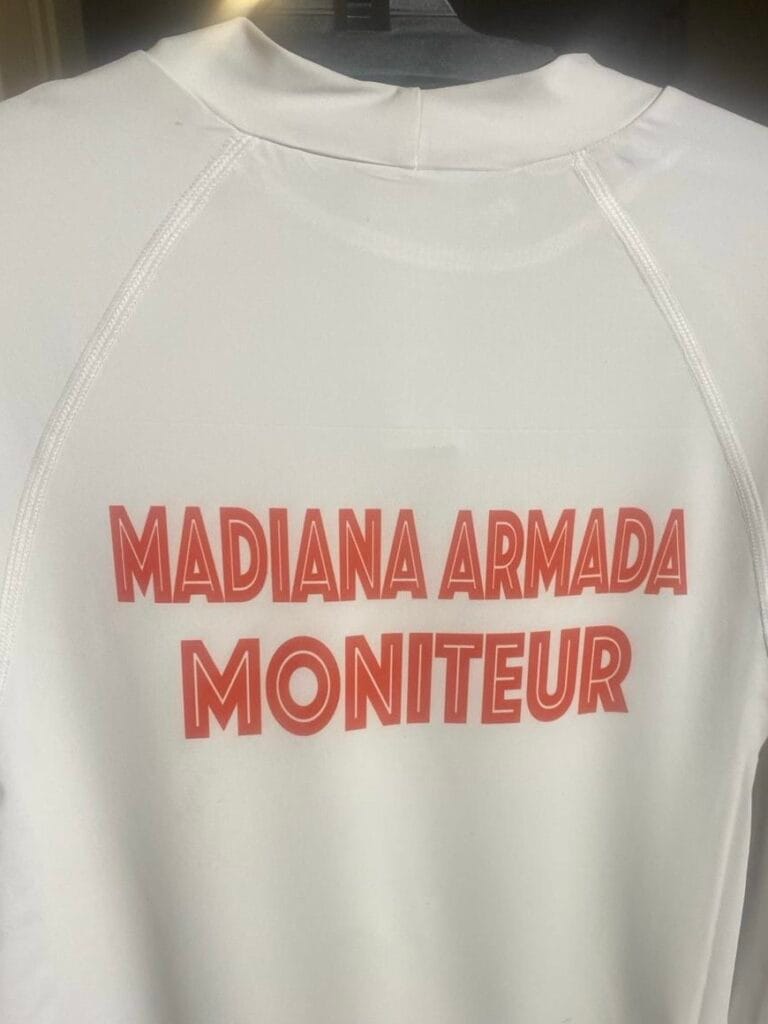 T-Shirt anti UV marqué en rouge par sublimation