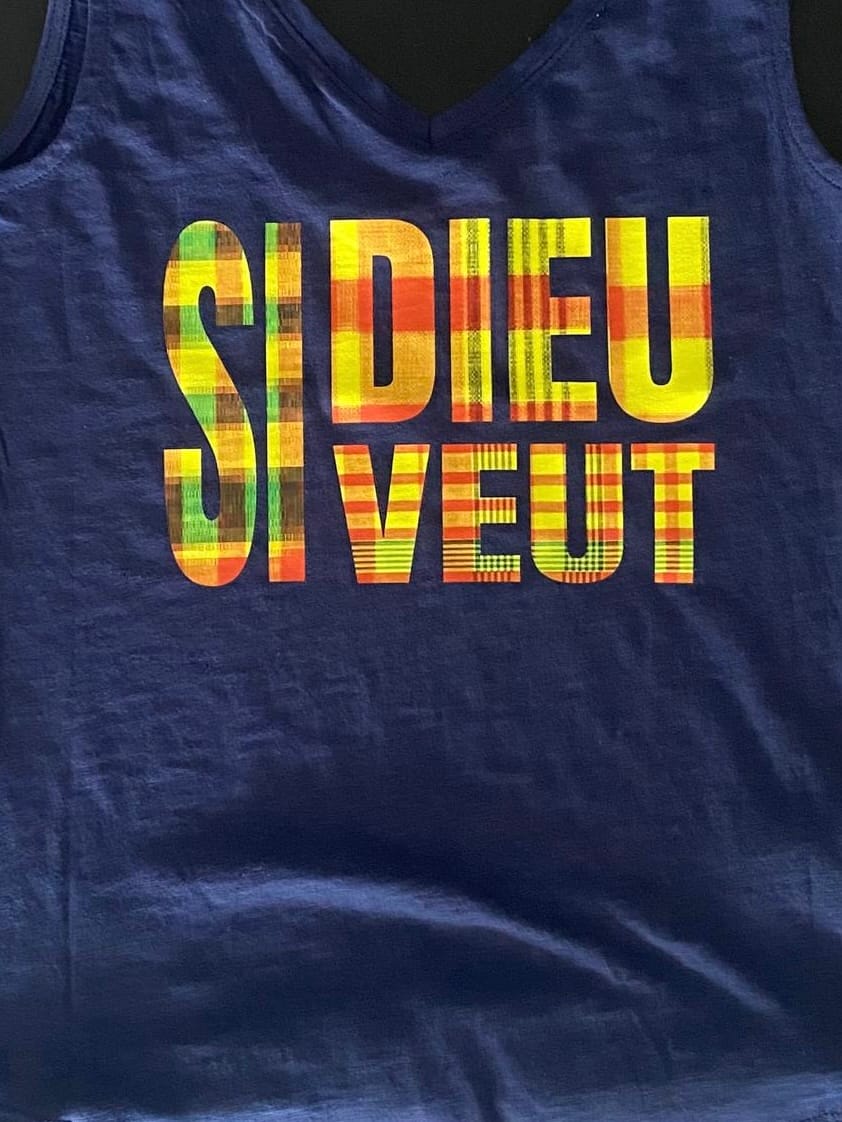 Cette image montre un flocage DTF avec une inscription en motif madras créé à la demande d'une cliente pour faire un cadeau.